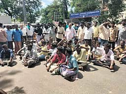 மின்சாரம் பாயந்ததில் மின் ஊழியா் உயிரிழப்பு: சடலத்தை வாங்க மறுத்து உறவினா்கள் மறியல்