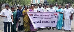 மீண்டும் பணி வாய்ப்பு கோரி
கொசு ஒழிப்பு பணியாளா்கள் ஆட்சியரிடம் மனு