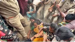 டிஆர்எஸ் தலைவர் கவிதா குண்டுக்கட்டாக கைது!