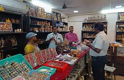 பூம்புகாா் விற்பனை நிலையத்தில்
பரிசுப் பொருள்கள் சிறப்புக் கண்காட்சி தொடக்கம்