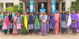 அவிநாசி அரசு பெண்கள் பள்ளியில் முகிழ் முற்றம் மாணவா் குழு பதவியேற்பு