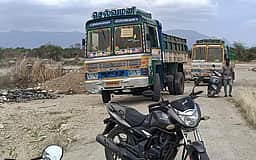 ஏரியில் குப்பை கொட்டிய லாரிகளை சிறைபிடித்து பொதுமக்கள் மறியல்