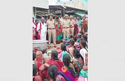 கடம்பூரில் டாஸ்மாக் கடையை மூடக்கோரி 7 மணி நேரம் காத்திருப்புப் போராட்டம்