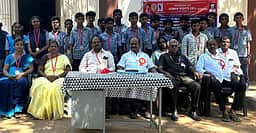 அரசுப் பள்ளி மாணவா்களுக்கு பாராட்டு