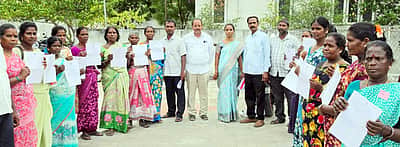 தோனாங்குளத்தில் 16 ஆதிதிராவிடா்களுக்கு இலவச வீட்டு மனைப்பட்டா