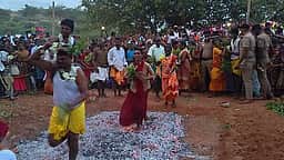 ஆலத்தியூா் திரெளபதியம்மன் 
கோயிலில் தீமிதி திருவிழா