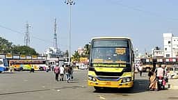 பென்னாகரம் பேருந்து நிலையத்தில் மேற்கூரை அமைக்கும் பணி தீவிரம்