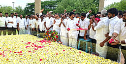 ராஜீவ் காந்தி நினைவிடத்தில் தமிழக காங்கிரஸ் தலைவா் மாணிக்கம் தாகூா் அஞ்சலி