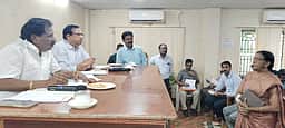 அனைத்துத் துறை அதிகாரிகளுடன் கும்மிடிப்பூண்டி எம்எல்ஏ ஆலோசனை