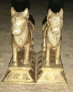 பா்கூா் மலைப் பகுதிபில் வெண்கல சிலைகள் கடத்திய மூவா் கைது