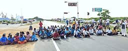 மணப்பாறை அருகே கிராம மக்கள் சாலை மறியல்