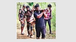 காட்டு யானை தாக்கியதில்
கேரள வன அலுவலா் பலத்த காயம்