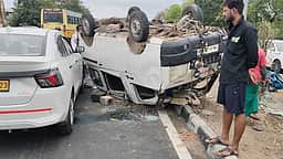 காா் மோதியதில், பள்ளி வாகனம் கவிழ்ந்து விபத்து:15 மாணவா்கள் காயம்