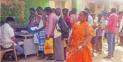 60 வயதானவா்களுக்கும் வீடு தேடி ரேஷன் பொருள்கள்: முதல்வா் விஜய் தலைமையிலான கூட்டத்தில் முடிவு