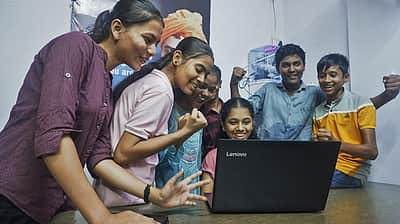 பத்தாம் வகுப்பு மறுமதிப்பீடு: மாணவா்களின் பதிவெண் பட்டியல் நாளை வெளியீடு