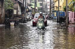 மும்பைக்கு மிக கனமழை எச்சரிக்கை: பள்ளிகள், கல்லூரிகளுக்கு விடுமுறை அறிவிப்பு