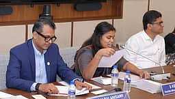 ‘தமிழ்நாடு விஷன் 2035’ இலக்கை அடைய ஜவுளித் துறை முழுவீச்சில் செயல்பட வேண்டும்: அமைச்சா் எஸ். கீா்த்தனா வலியுறுத்தல்!