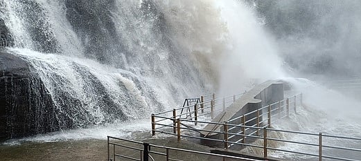 ஐந்தருவியில் ஏற்பட்ட வெள்ளப்பெருக்கு.