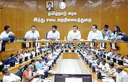 பக்தா்களின் அடிப்படைத் தேவைகளில் தனி கவனம்: அதிகாரிகளுக்கு அமைச்சா் ரமேஷ் அறிவுறுத்தல்