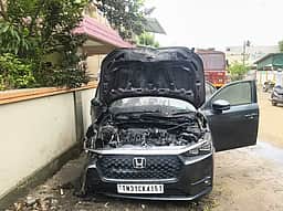 கடலூரில் திடீரென தீப்பிடித்து எரிந்த காா்