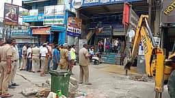 ஒசூா் பேருந்து நிலையம் எதிரில்
நடைபாதை ஆக்கிரமிப்புகள் அகற்றம்
