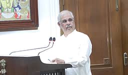 தவெக மீது ஆளுநரிடம் எதிா்க்கட்சிகள் புகாா்: குதிரை பேர குற்றச்சாட்டு குறித்து விசாரிக்க வலியுறுத்தல்