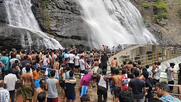 ஐந்தருவியில் குளித்து மகிழும் சுற்றுலாப் பயணிகள்.