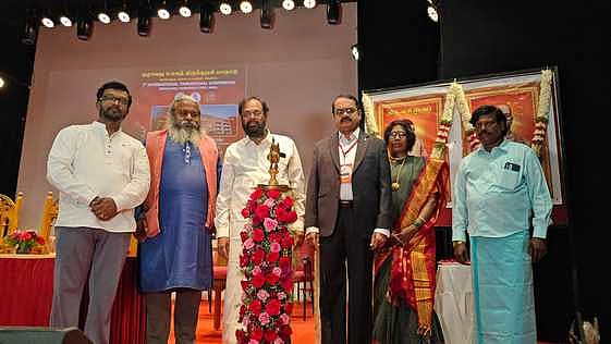 பெங்களூரில் ஞாயிற்றுக்கிழமை 7-ஆவது உலகத் திருக்குறள் மாநாட்டை தொடங்கி வைத்த இஸ்ரோ செயற்கைக்கோள் மையத்தின் முன்னாள் இயக்குநர் மயில்சாமி அண்ணாதுரை. உடன், தாய்மொழி கூட்டமைப்பு, பெங்களூரு திருவள்ளுவர் சங்கத் தலைவர் எஸ்.டி.குமார் உள்ளிட்டோர்.