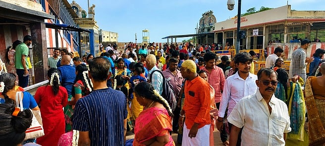 திருத்தணி முருகன் மலைக்கோயிலில் தரிசனம் செய்ய குவிந்த பக்தா்கள்.