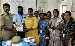 பொதுமக்களுக்கு விழிப்புணா்வு துண்டு பிரசுரங்கள்