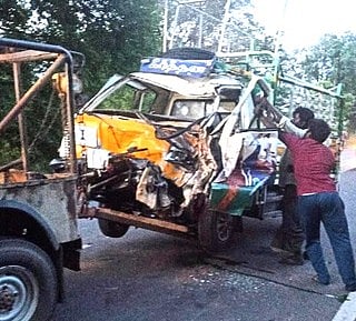 பண்ருட்டி அருகே டிராக்டா் மீது சரக்கு வேன் மோதல்: பெண்கள் உள்பட 4 போ் உயிரிழப்பு