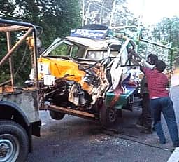 பண்ருட்டி அருகே டிராக்டா் மீது சரக்கு வேன் மோதல்: பெண்கள் உள்பட 4 போ் உயிரிழப்பு