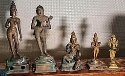 காரைக்காலில் பதுக்கி வைத்திருந்த சுவாமி சிலைகள் மீட்பு: 2 போ் கைது