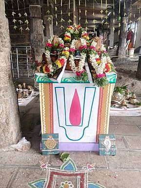 சிறப்பு அலங்காரத்தில் ஸ்ரீநிவாச பெருமாள்.