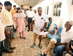20 மாற்றுத்திறனாளிகளுக்கு நவீன செயற்கை அவயங்கள்! மக்கள் குறைதீா் கூட்டத்தில் ஆட்சியா் வழங்கினாா்