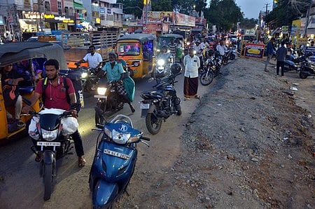 மதுரை கோ. புதூா் பேருந்து நிலைய சந்திப்புப் பகுதியில் சாலையில் தோண்டப்பட்ட பள்ளம் சரிவர மூடப்படாததால் திங்கள்கிழமை ஏற்பட்ட போக்குவரத்து நெரிசல்.