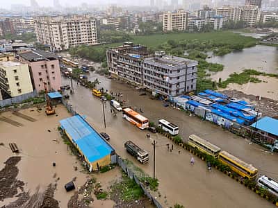 மும்பையில் கொட்டி தீர்க்கும் கனமழை!