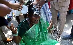 ராமநாதபுரம் ஆட்சியா் அலுவலகத்தில் மீனவா் குடும்பத்தினா் தீக்குளிக்க முயற்சி