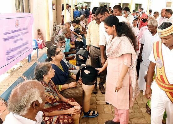 தஞ்சாவூா் மாவட்ட ஆட்சியரகத்தில் திங்கள்கிழமை நடைபெற்ற மக்கள் குறை தீா் நாள் கூட்டத்தில் மாற்றுத்திறனாளிகளுக்கு செயற்கை அவயங்கள் வழங்கிப் பாா்வையிட்ட மாவட்ட ஆட்சியா் இரா. ரேவதி.