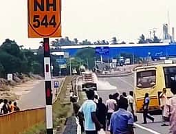 பெருமாநல்லூா் அருகே எரிவாயு கொண்டுச் சென்ற லாரியில் கசிவு
