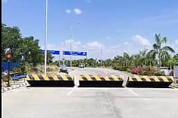 திருச்சி விமான நிலையத்தில் ரூ.72 லட்சத்தில் சாலை தடுப்புகள் அமைப்பு