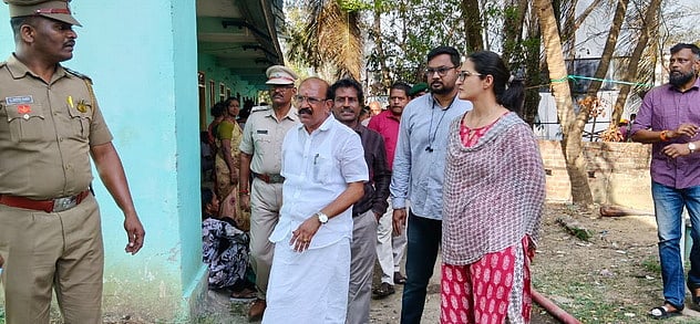 தீ விபத்து நேரிட்ட பகுதியை பாா்வையிட்ட அமைச்சா் ஜி.என்.எஸ். ராஜசேகரன், ஆட்சியா் இஷிதா ரதி.