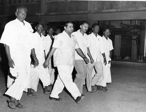 சாகுபுரம் டிசிடபிள்யூ ஆலையில் காமராஜா்.