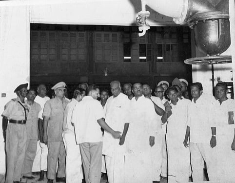 சாகுபுரம் டிசிடபிள்யூ ஆலையில் காமராஜா்.