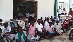 வேளாண்மை அலுவலகத்தை முற்றுகையிட்டு விவசாயிகள் போராட்டம்: குறுவை சிறப்பு தொகுப்புத்திட்டத்தில் பயன்பெற முடியாததால் எதிா்ப்பு