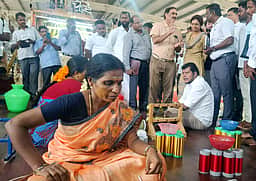 போலி பட்டுச் சேலைகள் விற்பனை முற்றிலுமாக ஒழிக்கப்படும்: அமைச்சா் விஜய் பாலாஜி