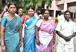 வெள்ளித்திருப்பூா் ஊராட்சியின்
குருமனூா்காடு கிராமத்துக்கு தாா் சாலை அமைக்க கோரிக்கை