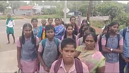 காலையில் வரும் பேருந்து, மாலையில் வருவதில்லை 3 கி.மீ. தொலைவுக்கு நடந்துச் செல்லும் மாணவா்கள்