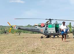 வண்டலூா் அருகே இயந்திர கோளாறால் தரையிறங்கிய ஹெலிகாப்டா்