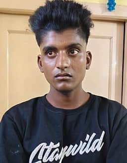 புகையிலைப் பொருள்கள் கடத்தல்: 2 போ் கைது